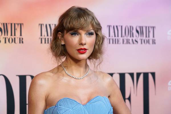 Taylor Swift breaks streaming records with her last album